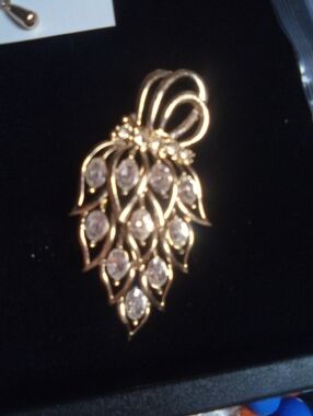 Crystal gem brooch